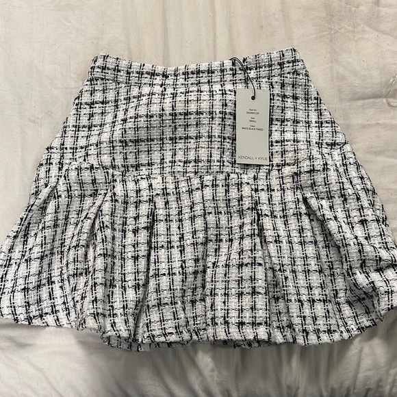 Kendall & Kylie Dresses & Skirts - NWT Kendall and Kylie tweed pleated black and white skirt. Size medium